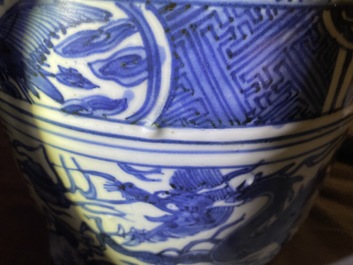 Un br&ucirc;le-parfum tripod en porcelaine de Chine en bleu et blanc, Ming