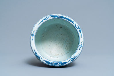 Un br&ucirc;le-parfum tripod en porcelaine de Chine en bleu et blanc, Ming