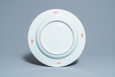 Een Chinese verte-Imari schotel met antiquiteiten, Yongzheng