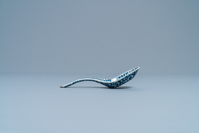 Veertig Chinese blauw-witte lepels, 19/20e eeuw