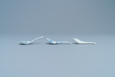 Veertig Chinese blauw-witte lepels, 19/20e eeuw
