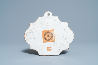 Une plaque en fa&iuml;ence de Delft polychrome &agrave; d&eacute;cor d'une chinoiserie, dat&eacute;e 1752