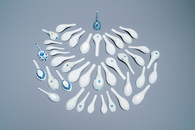 Veertig Chinese blauw-witte lepels, 19/20e eeuw