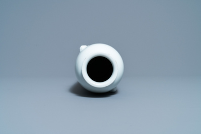 Een Chinese Dehua blanc de Chine vaas, Kangxi