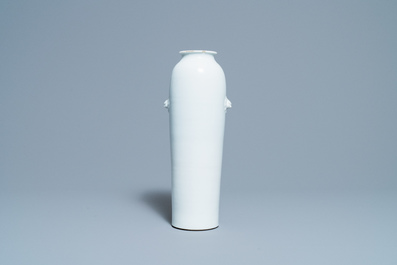 Een Chinese Dehua blanc de Chine vaas, Kangxi