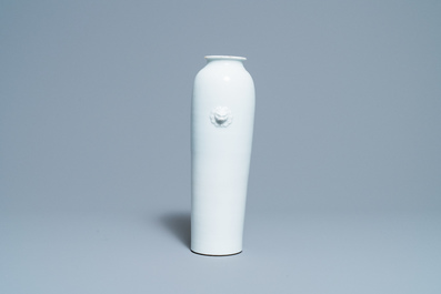 Een Chinese Dehua blanc de Chine vaas, Kangxi