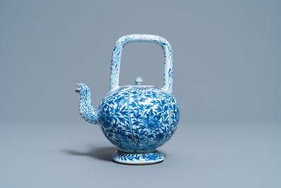 Une th&eacute;i&egrave;re couverte en porcelaine de Chine en bleu et blanc, Kangxi