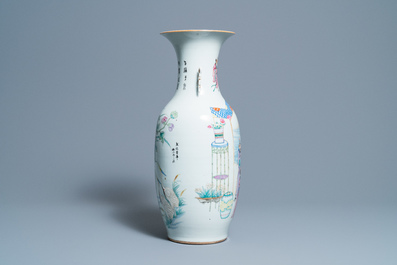 Een Chinese famille rose vaas met dubbel decor, 19/20e eeuw