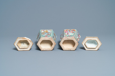 Twee Chinese zeshoekige Canton famille rose dekselvazen, 19e eeuw