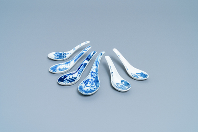 Seventeen Chinese blue and white spoons, 19/20th C.