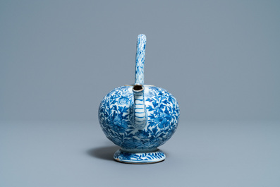 Une th&eacute;i&egrave;re couverte en porcelaine de Chine en bleu et blanc, Kangxi