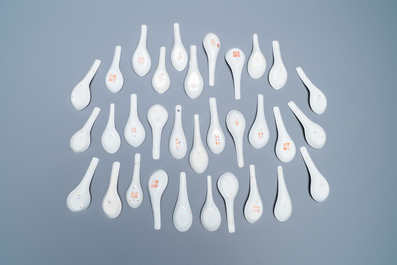 32 Chinese Canton famille rose and yellow-ground spoons, 19/20th C.