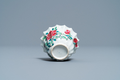 Une tasse et soucoupe de forme lob&eacute;e en porcelaine de Chine famille rose &agrave; d&eacute;cor de coqs, Yongzheng