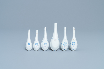 Seventeen Chinese blue and white spoons, 19/20th C.