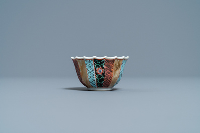 Een gelobde Chinese famille rose kop en schotel met vissers, Yongzheng