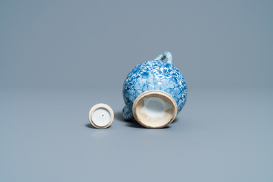 Une th&eacute;i&egrave;re couverte en porcelaine de Chine en bleu et blanc, Kangxi