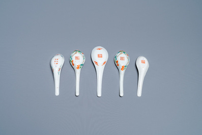 Vijf Chinese famille rose en polychrome lepels, Jiaqing en Daoguang merk en periode