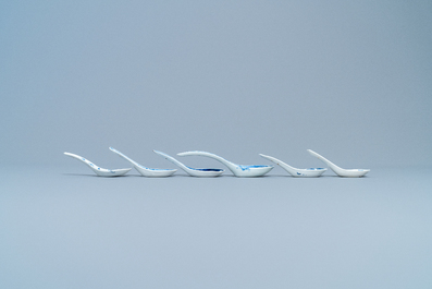 Seventeen Chinese blue and white spoons, 19/20th C.