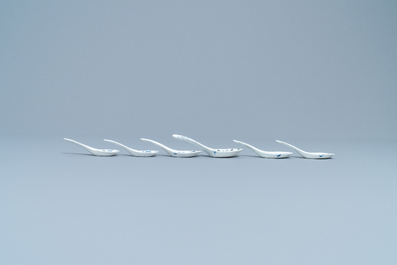 Seventeen Chinese blue and white spoons, 19/20th C.