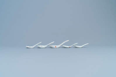 Nineteen Chinese famille rose and qianjiang cai spoons with figures, 19/20th C.