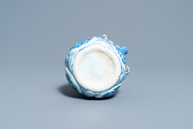 Een Chinese blauw-witte 'granaatappel' kendi, Wanli