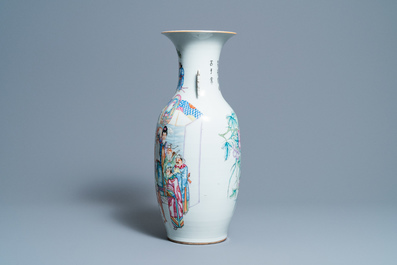 Een Chinese famille rose vaas met dubbel decor, 19/20e eeuw