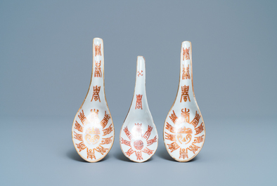 Veertien Chinese blauw-witte en ijzerrode lepels, Jiaqing, Daoguang en Tongzhi merk en periode en 20e eeuw