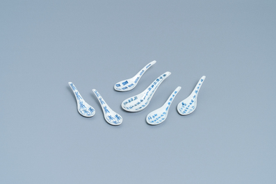 Seventeen Chinese blue and white spoons, 19/20th C.