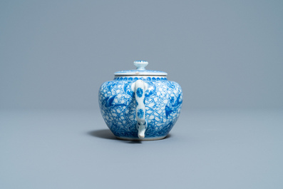 A Chinese blue and white teapot and cover, Kangxi
