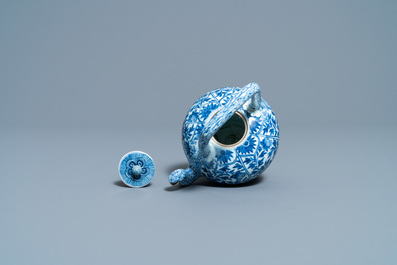 Une th&eacute;i&egrave;re couverte en porcelaine de Chine en bleu et blanc, Kangxi