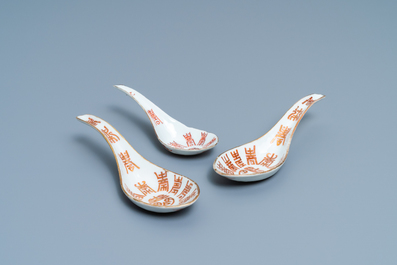 Veertien Chinese blauw-witte en ijzerrode lepels, Jiaqing, Daoguang en Tongzhi merk en periode en 20e eeuw