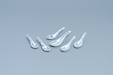 Seventeen Chinese blue and white spoons, 19/20th C.