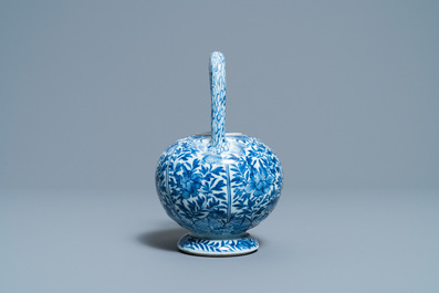 Une th&eacute;i&egrave;re couverte en porcelaine de Chine en bleu et blanc, Kangxi