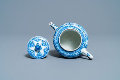 A Chinese blue and white teapot and cover, Kangxi