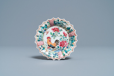 Une tasse et soucoupe de forme lob&eacute;e en porcelaine de Chine famille rose &agrave; d&eacute;cor de coqs, Yongzheng