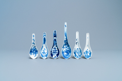 Seventeen Chinese blue and white spoons, 19/20th C.