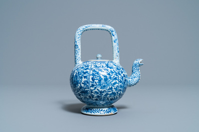 Une th&eacute;i&egrave;re couverte en porcelaine de Chine en bleu et blanc, Kangxi