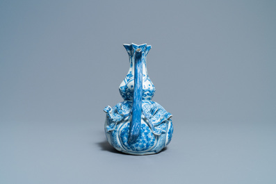 Een Chinese blauw-witte 'granaatappel' kendi, Wanli