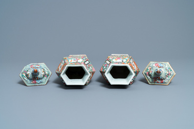 Twee Chinese zeshoekige Canton famille rose dekselvazen, 19e eeuw