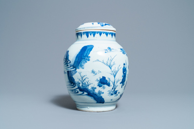 Un pot couvert en porcelaine de Chine en bleu et blanc &agrave; d&eacute;cor de figures dans un paysage, &eacute;poque Transition