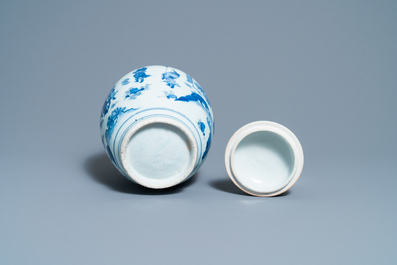 Un pot couvert en porcelaine de Chine en bleu et blanc &agrave; d&eacute;cor de figures dans un paysage, &eacute;poque Transition