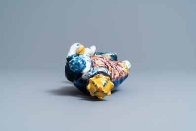 Een polychrome Delftse figuur van de madonna met kind, 18e eeuw