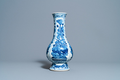 Een Chinese flesvormige blauw-witte vaas met floraal decor, Kangxi