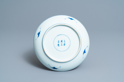 Een Chinees blauw-wit bord met een draak en een kylin, Yongzheng merk en periode