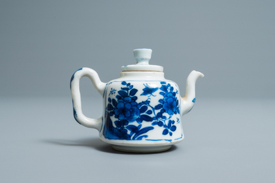 Een Chinese blauw-witte miniatuur theepot, Kangxi