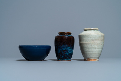 Een Chinese flamb&eacute; vaas, een cr&egrave;me-geglazuurde vaas en een monochrome blauwe wierookbrander, Qing