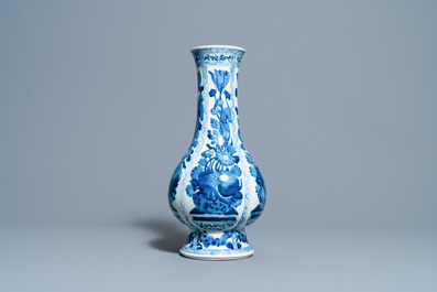 Een Chinese flesvormige blauw-witte vaas met floraal decor, Kangxi