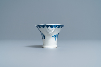 Een Chinese blauw-witte libation cup, Qianlong