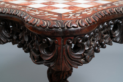 Une table en bois sculpt&eacute; au plateau &eacute;chiquier en marbre, Chine, 19&egrave;me