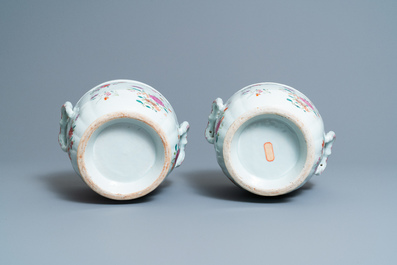 Een paar Chinese famille rose koelers met floraal decor, Qianlong